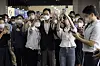 Samsung Electronics Vice Chairman Lee Jae-yong takes photos with employees at the Samsung SDS Jamsil Campus in eastern Seoul on Tuesday. Lee was given a special presidential pardon on Aug. 15. [NEWS1]
