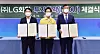 From right, LG Chem CEO Shin Hak-cheol, Yang Seung-jo, South Chungcheong Governor, and Maeng Jung-ho, Seosan City Mayor, pose Thursday after signing a memorandum of understanding on investment in the Daesan Complex. [LG CHEM]