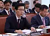 Industry Minister Bang Moon-kyu speaks during a parliamentary audit held at the National Assembly in western Seoul on Tuesday. [NEWS1]