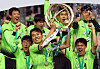 Jeonbuk Hyundai Motors' players pose with the K League 1 trophy after topping the table in 2020. [YONHAP]