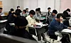 Test-takers wait to solve exam questions of the College Scholastic Ability Test on Thursday at Hanbat High School in Daejeon. [JOONGANG PHOTO]