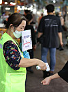 A visitor to Jangwi Traditional Market in Seongbuk District, central Seoul, gets their temperature checked at the entrance on Wednesday. The market is near the Sarang Jeil Church, blamed for the current spike in coronavirus cases. [YONHAP]