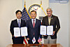 Korea's Minister of Interior and Safety Lee Sang-min, center, and Director of the Defense POW/MIA Accounting Agency (DPAA) Kelly McKeague, right, pose for a photo after signing an MOU in Hawaii on the excavation of the remains of soldiers killed in Pacific war zones on Wednesday. [YONHAP]