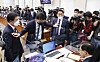 Lawmakers from the People Power Party (PPP) and Democratic Party (DP) quarrel over next year’s budget plan for the Ministry of Public Administration and Security on Wednesday in a meeting of the public administration and security committee of the National Assembly. The PPP opposes a reduction in the budget for the police.  [KIM SEONG-RYONG]