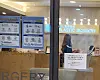 A sign on the door says not to enter without a mask at a plastic surgery clinic in Gangnam District, southern Seoul. [PYUN GWANG-HYUN]