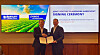 Posco International CEO Jeong Tak, left, and Kirk W. Aubry, president and CEO of Savage, the parent of Bartlett and Company, pose for a photo during a joint venture framework agreement signing ceremony held in Kansas City on Monday. [POSCO INTERNATIONAL]