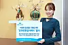 A staffer uses a signboard to explain a service launched by Woori Bank that helps people transfer money to churches via smartphones. [WOORI BANK]