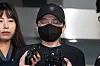 Jeon Cheong-jo speaks to reporters in front of Songpa Police Station in eastern Seoul before she is transferred to the prosecution on Friday. [NEWS1]