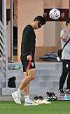 Son Heung-min heads a ball during a training session at Al Egla Training Site 5 in Doha, Qatar on Monday. Monday was the first time that Son was caught on camera heading the ball.  Son’s eye socket was fractured during the 29th minute of a Champions League game between Tottenham Hotspur and Marseille at Stade Velodrome in Marseille, France on Nov. 1. [AFP/YONHAP]