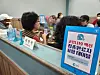 Six fully vaccinated people dine together Sunday at a restaurant in Chuncheon, Gangwon, at a table with a tabletop sign that reads “Table with fully vaccinated people.' The Chuncheon city government is currently distributing fully vaccinated tabletop signs to the city’s restaurants in order to prevent false accusations of a violation of social distancing rules for group customers. [YONHAP]
