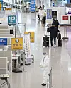 Incheon international Airport’s Terminal 1 is relatively empty Wednesday as Korea and other countries around the globe have been seeing a rise in Covid-19 cases, as well as the new virus variant. [YONHAP]