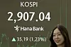 A screen in Hana Bank's trading room in central Seoul shows the Kospi closing at 2,907.04 points on June 11, up 35.19 points, or 1.23 percent, from the previous trading session. [NEWS1]