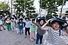 Children take part in a nationwide civil air defense drill in front of the Seoul Metropolitan Government Complex in central Seoul Tuesday afternoon. The drill, requiring civilians to head to nearby evacuation facilities or safe locations to prepare for an emergency situation, such as a possible threat from North Korea, was resumed after a six-year suspension. [YONHAP]