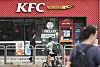 A KFC restaurant in Seoul on Tuesday. Due to increasing costs of ingredients, KFC raised prices starting Tuesday on some of its menu items by between 200 and 400 won. A single piece of original recipe chicken are sold for 2,900 won, a 7.4 percent increase from 2,700 won. The cost of KFC’s Zinger burger is raised 8.2 percent to 5,300 won from 4,900 won. [YONHAP]