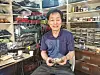 Huh Wan-hwae, the owner of a shoe repair shop located on the campus of Ewha Womans University, is thinking about closing due to lack of business as more and more students choose sneakers over pumps or heels. [JOONGANG ILBO]