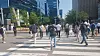 A scene from the morning commute in Pangyo, Gyeonggi, where many local IT companies are located. Many of the workers wear casual clothes and shoes to work instead of suits and ties. [JOONGANG PHOTO]