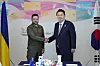 Korean President Yoon Suk Yeol, right, shakes hands with Ukrainian President Volodymyr Zelensky ahead of their bilateral summit at the Group of 7 Summit in Hiroshima, Japan, Sunday. [JOINT PRESS CORPS]