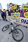 People from civic groups, including Green Bicycle For Volunteers Association and Bicycle 21, hold a press conference in Jung District, central Seoul, on Monday urging the government to come up with safety measures for electric scooters that soon will be allowed on bicycle paths. [YONHAP]