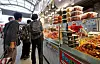 Customers shop for goods at a traditional market in Seoul on Monday, two weeks before the three-day Chuseok holiday starts. [YONHAP]