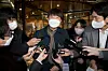 Lee Jun-seok, head of the main opposition People Power Party (PPP), is surrounded by reporters at the Lotte Hotel in central Seoul after a meeting with Kim Chong-in, general chairman of the election campaign committee, Wednesday. [NEWS1]