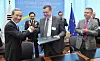 At front, Korea's Trade Minister Kim Jong-hoon, left, and Belgian Foreign Minister Steven Vanacker shake hands after signing the European Union-Korea FTA on Oct. 6, 2011, in Brussels, Belgium. Behind them, Korea's President Lee Myung-bak, left, and European Commission's President Josse Manuel Barroso celebrate the signing of the FTA. [JOINT PRESS CORPS]