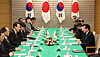 Korean President Yoon Suk Yeol, left, and Japanese Prime Minister Fumio Kishida, right, hold bilateral talks at the prime minister's residence in Tokyo Thursday. [JOINT PRESS CORPS]