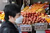 Apples and seasonal fruits are on display at Gyeongdong Market in Seoul on Sunday. Retail prices for fruits, including apples, have inched down by more than 10 percent as of March 22 compared to a week before under the Korean government's effort to drive down their prices. [YONHAP]