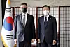 Korean President Moon Jae-in (R) meets with Albert Bourla, chairman and CEO of Pfizer, at a New York hotel on Tuesday. [YONHAP]