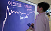 An electronic display at Yonhap Infomax in central Seoul shows EcoPro closing at 1,118,000 won ($886) Tuesday, up 11.9 percent from the previous session's close, to hit an all-time high. EcoPro's market capitalization reached 29.8 trillion won. [YONHAP]