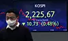 A screen in Hana Bank's trading room in central Seoul shows the Kospi closing at 2,225.67 points on Monday, down 10.73 points, or 0.48 percent, from the previous trading day. [NEWS1]