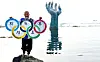 Calligrapher Kim Dong-wook in a performance Tuesday in Homigot, North Gyeongsang, calls for Japan to revise the Tokyo Olympics map to exclude Korea’s easternmost Dokdo islets. He wrote in another sign that “Dokdo was protected with the lives of our ancestors.” [NEWS1]