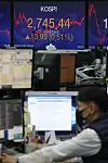A screen shows the closing figure for the Kospi in a dealing room in Hana Bank in Jung District, central Seoul, on Monday. The stock market closed above 2,700, setting a record for a fifth consecutive session. [NEWS 1]