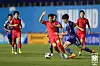 Korea's Lim Hyun-sub, center, vies for the ball with Japan's Kaito Tsuchiya during the AFC U-17 Asian Cup final at the Pathum Thani Stadium in Thailand on Sunday. [YONHAP]