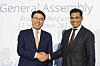 Posco CEO Choi Jeong-woo, left, shakes hands with the former president of the World Steel Association and current CEO at Jindal Steel Works Limited, Sajjan Jindal, on Oct. 18. [POSCO]