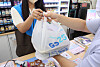 Groceries are put in a plastic bag at a GS25 convenience store in Seoul on Thursday. The convenience store chain decided to stop ordering plastic bags from September 1 ahead of the government's plan to ban the use of such items in retail outlets starting in November. [NEWS1]