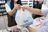 Groceries are put in a plastic bag at a GS25 convenience store in Seoul on Thursday. The convenience store chain decided to stop ordering plastic bags from September 1 ahead of the government's plan to ban the use of such items in retail outlets starting in November. [NEWS1]