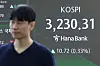A screen in Hana Bank's trading room in central Seoul shows the Kospi opening on Sept. 9. [YONHAP]