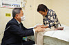 Foreign Minister Park Jin, left, and forced labor victim Yang Geum-deok, meet at her home in Gwangju on Friday. [YONHAP]