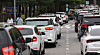 Cars are in line to enter Seoul Grand Park in Gwacheon, Gyeonggi, on May 5. Most of them are either white- or black-colored cars. [YONHAP]