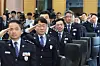 Officers and executives of the Korea Customs Service pledge allegiance to the flag before an inter-department meeting on drugs at the Seoul Regional Customs office in Gangnam District, southern Seoul, on Thursday. [YONHAP]