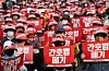 Doctors and other non-nurse medical professions protest near the National Assembly in Yeouido last Wednesday against the Nursing Act, which was passed lawmakers with overwhelming support from the Democratic Party last month. [YONHAP]