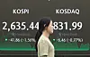 A screen in Hana Bank's trading room in central Seoul shows the Kospi closing at 2,635.44 points on Thursday, down 1.56 percent, or 41.86 points, from the previous trading session. [YONHAP]