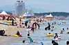 Beachgoers soak up summer at Gyeongpo Beach in Gangneung on August 17.[YONHAP]
