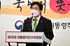 Lee Yong-ho, chief of the presidential transition team's subcommittee for political, judicial and administrative affairs, announces plans to scrap the Korean age system in a press briefing in Tongui-dong, central Seoul, Monday. [JOINT PRESS CORPS]