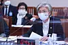 Foreign Minister Kang Kyung-wha answers a question during a parliamentary audit hearing at the National Assembly in western Seoul on Monday. [YONHAP]