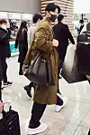 RM leaves for Milan on Friday for Bottega Veneta’s F/W 2023 show. He was shown at Incheon International Aiport wearing the brand’s garments from head to toe with a large-size Andiamo bag. [BOTTEGA VENETA]