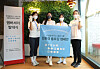 A Twosome Place, a coffee franchise, and the JoongAng Group, a leading media group, launch a plogging campaign at a branch of A Twosome Place in Sinchon, western Seoul, on Thursday. Plogging is a newly-coined word meaning picking up garbage while jogging. [WOO SANG-JO]