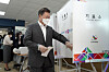 President Moon Jae-in enters a polling booth at the Samcheong-dong Community Center to cast his ballot for the Seoul mayoral by-election. The two-day early-voting period for the Wednesday's by-election started on Friday.  [YONHAP]