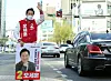 People Power Party's Seoul mayoral candidate Oh Se-hoon campaigns in the morning in central Seoul on Friday. [NEWS1]