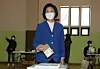 Park Young-sun, Seoul mayoral candidate of the Democratic Party, cast her ballot at the early voting station in Jongno District Office on Friday. [YONHAP]